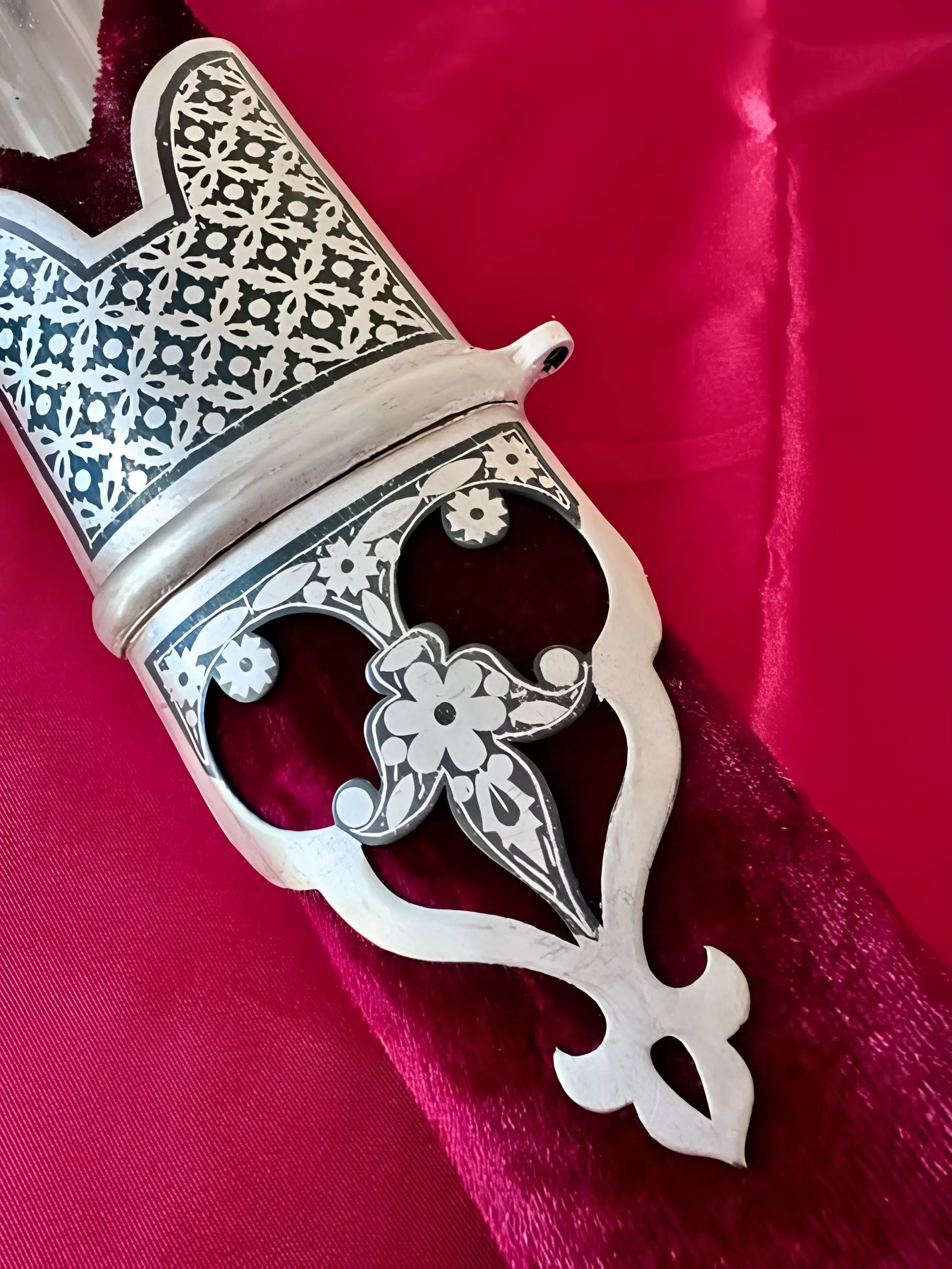 Close-Up of Chandi Shastar Blade – Silver Finish and Detailing